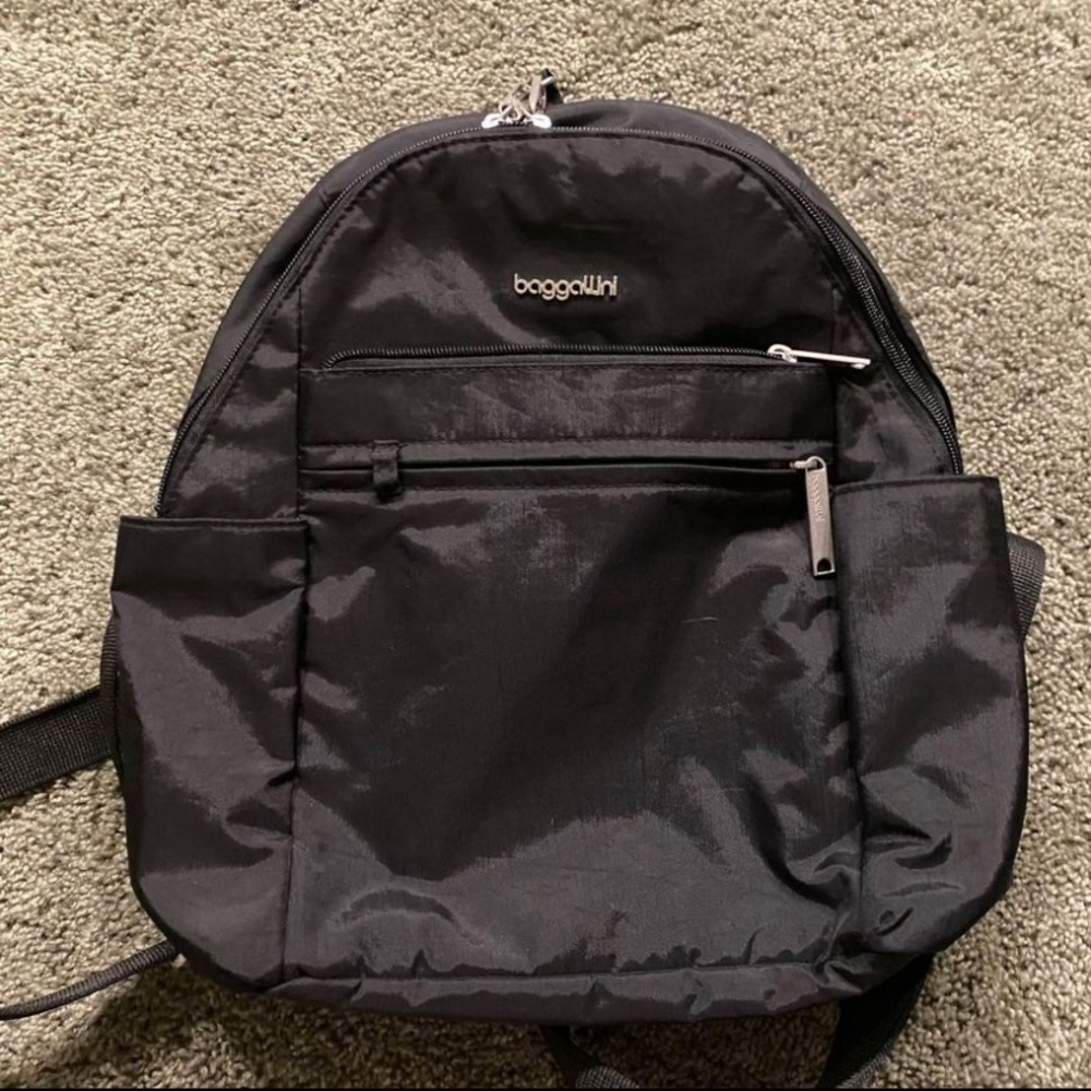 Baggallini like new backpack purse